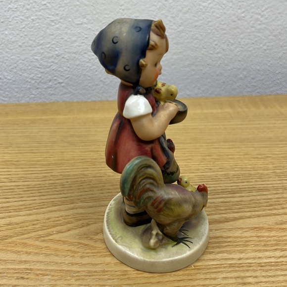 Hummel feeding time #199 - Picture 2 of 6